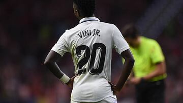 MADRID, SPAIN - SEPTEMBER 18: Vinicius Junior of Real Madrid reacts during the LaLiga Santander match between Atletico de Madrid and Real Madrid CF at Civitas Metropolitano Stadium on September 18, 2022 in Madrid, Spain. (Photo by Denis Doyle/Getty Images)