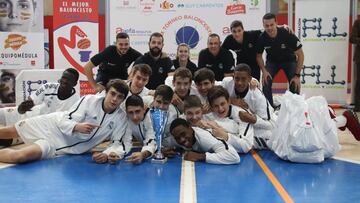 Los jugadores celebran el Torneo Fundación Leucemia y Linfoma.