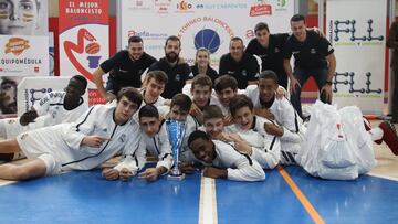 Los jugadores celebran el Torneo Fundaci&oacute;n Leucemia y Linfoma.