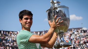 Carlos Alcaraz, con el trofeo de campeón en Queen's.