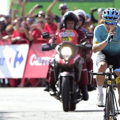 Superman López vuelve a volar y Contador paga su ambición
