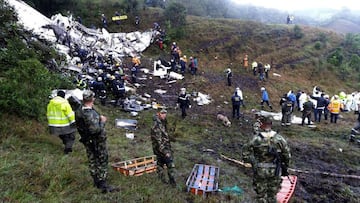 Equipos de rescate act&uacute;an tras el accidente de avi&oacute;n del Chapecoense. 