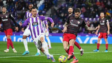 VALLADOLID, SPAIN - MARCH 17: Inigo Martinez of Athletic Club passes the ball whilst under pressure from Oscar Plano of Real Valladolid CF during the LaLiga Santander match between Real Valladolid CF and Athletic Club at Estadio Municipal Jose Zorrilla on March 17, 2023 in Valladolid, Spain. (Photo by Angel Martinez/Getty Images)