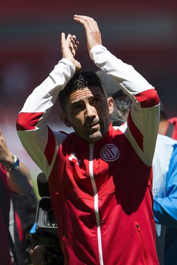 Antonio Naelson tuvo una larga trayectoria en el futbol mexicano, al que llegó en 1998 y ganó cinco títulos de liga con el Toluca y llegó a ser seleccionado nacional a pesar de no haber nacido en México. Sinha finalmente se retiró de la cancha con 'Los Diablos'.