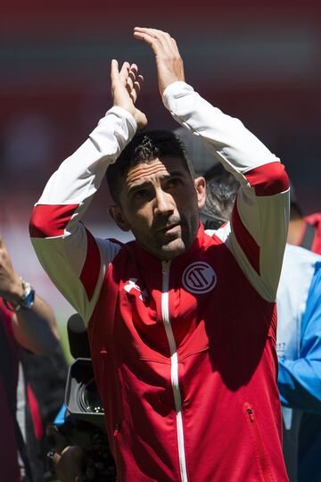 Antonio Naelson tuvo una larga trayectoria en el futbol mexicano, al que llegó en 1998 y ganó cinco títulos de liga con el Toluca y llegó a ser seleccionado nacional a pesar de no haber nacido en México. Sinha finalmente se retiró de la cancha con 'Los Diablos'. 