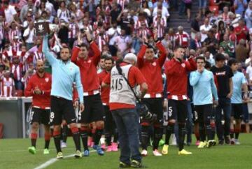 Los jugadores del Athletic Club muestran a su público el trofeo de la Supercopa de España 2015.