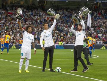 Marcelo, Cristiano Ronaldo y Sergio Ramos con los trofeos de la Supercopa de España, Supercopa de Europa y Liga.