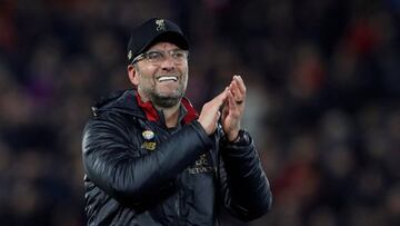 Soccer Football - Premier League - Liverpool v Everton - Anfield, Liverpool, Britain - December 2, 2018  Liverpool manager Juergen Klopp applauds the fans at the end of the match   REUTERS/Phil Noble  EDITORIAL USE ONLY. No use with unauthorized audio, vi