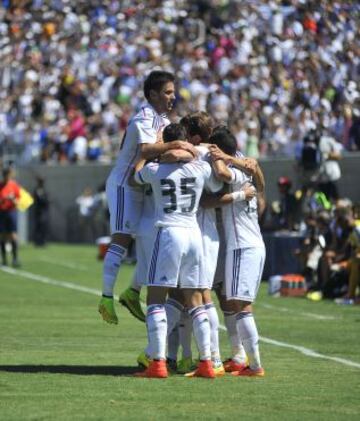 0-1. Bale celebra el primer gol con sus compañeros.