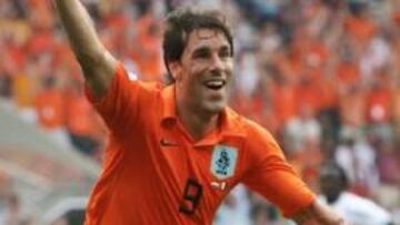 El delantero del Machester United Ruud Van Nistelrooy anotó su primer gol en el Mundial, el segundo del encuentro para Holanda.