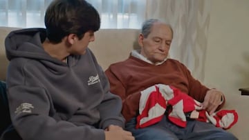 A un enfermo de alzheimer le muestran el escudo del equipo de su vida y pasa esto: ¡qué emoción!