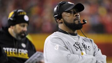 DK135. Kansas City (United States), 15/01/2017.- Pittsburgh Steelers head coach Mike Tomlin (R) watches his offense during the the second half of the NFL AFC Divisional playoff football game between the Pittsburgh Steelers and the Kansas City Chiefs at Arrowhead Stadium in Kansas City, Kansas, USA, 15 January 2017. (F&uacute;tbol, Estados Unidos) EFE/EPA/DAVE KAUP