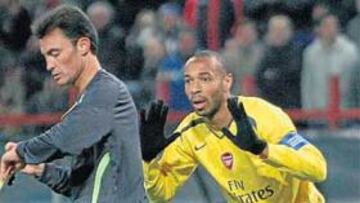 <b>NI CASO. </b>Mejuto le anuló un gol legal a Henry, que le pide explicaciones incrédulo.