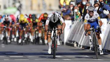Nice (France), 30/08/2020.- French rider Julian Alaphilippe (R) of the Deceuninck Quick-Step team celebrates as he crosses the finish line to win the 2nd stage of the 107th edition of the Tour de France cycling race over 186km around Nice, France, 30 August 2020. At centre second placed Swiss rider Marc Hirschi of Team Sunweb. (Ciclismo, Francia, Niza) EFE/EPA/Sebastien Nogier / Pool