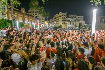 El Sevilla se impuso en los penaltis a la Roma de Mourinho y consiguió levantar la Séptima Europa League. Las calles de la ciudad andaluza se llenaron de aficionados para celebrar el triunfo.