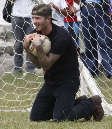 David Beckham, embajador de Buena Voluntad de Unicef, visitó un centro de evacuación en Filipinas tras el devastador tifón.