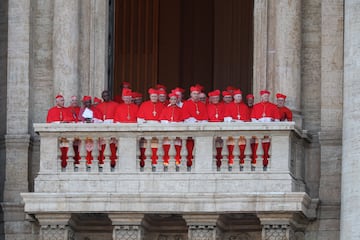 Cardenales en un balc車n, despu谷s de que el cardenal estadounidense Robert Prevost fuera elegido Papa Le車n XIV por el c車nclave.