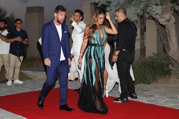 Tras la boda que tuvo lugar en mayo, la pareja ha celebrado en la isla pitiusa una gran fiesta con todos su amigos. En la foto, Leo Messi y Antonela Roccuzzo.