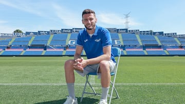 Domingos Duarte posa para AS sentado sobre el césped del Coliseum.