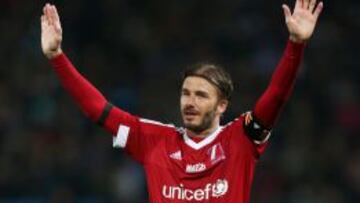 David Beckham saluda a la afici&oacute;n de Old Trafford durante el partido para los ni&ntilde;os de UNICEF que se ha celebrado este s&aacute;bado en el estadio del Manchester United