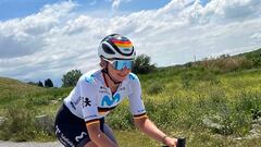 La ciclista alemana del Movistar Liane Lippert rueda durante un entrenamiento.