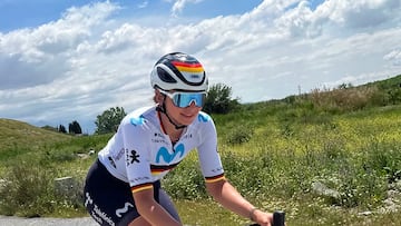 La ciclista alemana del Movistar Liane Lippert rueda durante un entrenamiento.