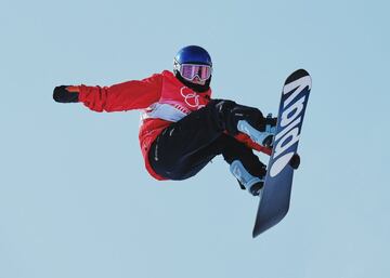 Nómada en el mundo de los sueños. Queralt Castellet lleva toda su vida recorriendo el globo terráqueo para progresar en su disciplina, el snowboard halfpipe. Sacrificio, entrega, valores y la quinta medalla para España. Su objetivo, la que tanto merecía. Paquito y Blanca Fernández Ochoa, Regino Hernández, Javier Fernández y ella, la confirmación de que el invierno cada vez es más acogedor. “Con más instalaciones, estaríamos arriba en el medallero por cómo somos”, aseguraba en su visita a AS. Queralt lo representa como nadie.  