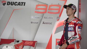 Jorge Lorenzo en el box de Ducati en Sepang.