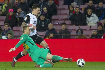 Santi Mina y Cillessen.