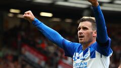 Pascal Gross, jugador del Brighton, celebra el gol anotado ante el Manchester United en Premier League.