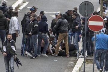 Un policía de paisano, que iba a presenciar el partido, sufrió una emboscada y recibió un disparo en el pecho. Tres personas más se encuentran heridas.