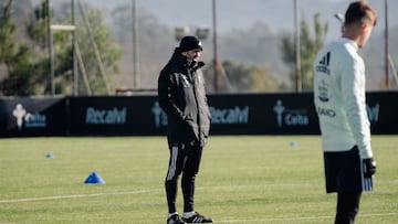 El entrenador argentino Eduardo Coudet observa un entrenamiento del Celta en A Madroa.