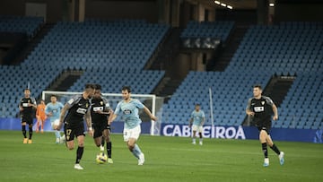 Imagen del partido entre el Celta y el Elche con la grada de Marcador Centenario de fondo.