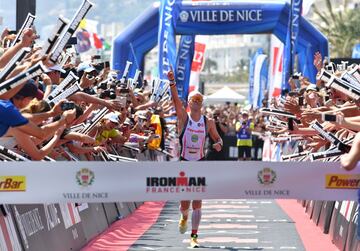 El belga Frederik Van Lierde gesticula mientras se acerca a la línea de meta para ganar el decimotercer torneo de Ironman en Niza, Francia