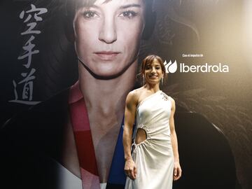Sandra Sánchez, posando delante de cartel del documental.