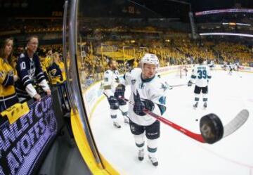 Tomas Hertl de los San José Sharks sujeta el stick contra el cristal durante el partido ante los Nashville Predators.