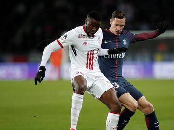 Soccer Football - Ligue 1 - Paris St Germain vs LOSC Lille - Parc des Princes, Paris, France - December 9, 2017   Lille&acirc;s Ibrahim Amadou in action with Paris Saint-Germain&acirc;s Julian Draxler    REUTERS/Benoit Tessier