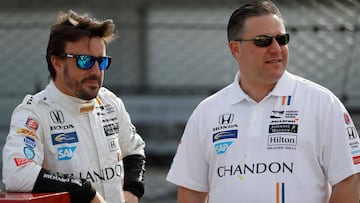 Alonso y Zak Brown en Indian&aacute;polis.