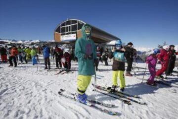 Rey Felipe VI ha aprovechado el buen tiempo para disfrutar de su afición al esquí en las pistas de la estación de Baqueira Beret (Lleida), en el Valle de Arán, provincia de Lleida. Felipe VI ha subido hasta la cota de 1.500 metros y, desde allí, hasta la de 1.800 en telesilla, donde ha comenzado a esquiar.