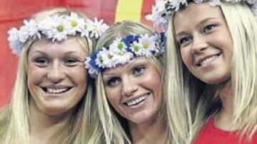 <b>TRILLIZAS FLOREADAS. </b>Ellas apoyaban a Letonia. Caras angelicales y coronas de fl ores. Una pena...