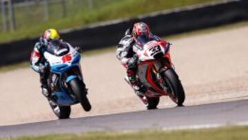 Melandri (33) con su Aprilia delante de De Angelis en Mugello.