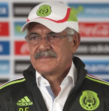 En esta imagen, El "Tuca" Ferretti luce de pie, serio, con la gorra de la Selección Nacional.