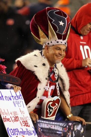 Y aquí el Rey de Texas, dando su bendición al caballero J.J. Watt y su ejército antes de su victoria contra las huestes invasoras de los Jets.