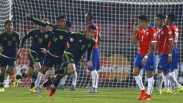 Raúl Jiménez celebra su tanto ante Chile.