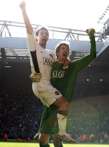 Gary Neville celebra con Edwin Van der Sar durante un partido de la Premier en 2007.
