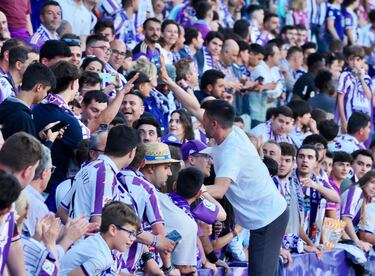 Los jugadores del Valladolid celebran con la afición el regreso a Primera División. 