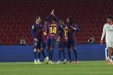 1-1. Jules Koundé celebra el primer tanto con sus compañeros.