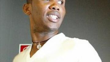 <B>ÍDOLO.</B> El delantero camerunés se ha ganado con su comportamiento el cariño de la afición del Barcelona.