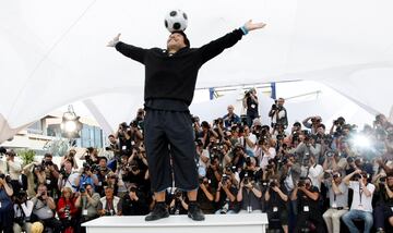  El gran argentino Diego Maradona balancea una pelota en su cabeza durante un evento en el 61 ° Festival de Cine de Cannes en la Riviera francesa.