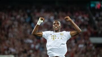 El jugador del Bayern Mathys Tel celebra un gol en la copa alemana contra el Viktoria.